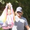Gabriel Aubry et sa fille Nahla sont très joueurs à la sortie de l'école, à Los Angeles le 2 mars 2012.