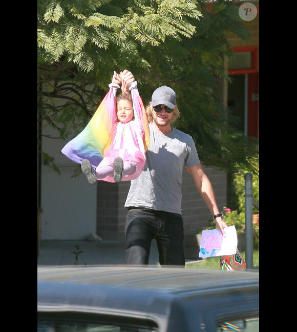 Gabriel Aubry n'a aucun mal à soulever sa fille Nahla à la sortie de l'école, à Los Angeles le 2 mars 2012.