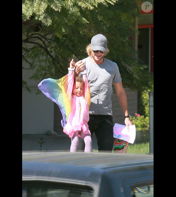 Gabriel Aubry et sa fille Nahla à la sortie de l'école, à Los Angeles le 2 mars 2012.