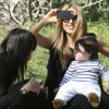 Rachel Zoe dans un parc de Los Angeles avec son fils Skyler, le 3 mars 2012.