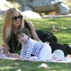 Rachel Zoe et son fils Skyler sur une couverture dans un parc de Los Angeles, le 3 mars 2012.