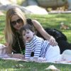 Rachel Zoe profite du beau temps dans un parc de Los Angeles avec son fils Skyler, le 3 mars 2012.