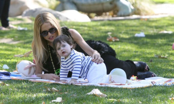 Rachel Zoe profite du beau temps dans un parc de Los Angeles avec son fils Skyler, le 3 mars 2012.