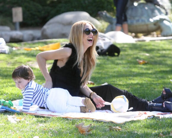 Rachel Zoe s'amuse avec son fils Skyler dans un parc de Los Angeles, le 3 mars 2012.