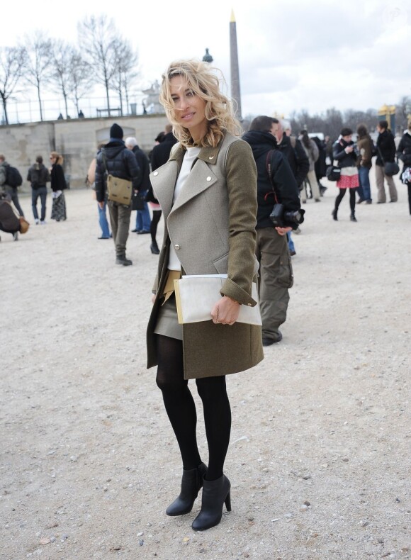 Alexandra Golovanoff, sur son 31, arpentait le Jardin des Tuileries pour se rendre au défilé Chloé. Paris, le 5 mars 2012.