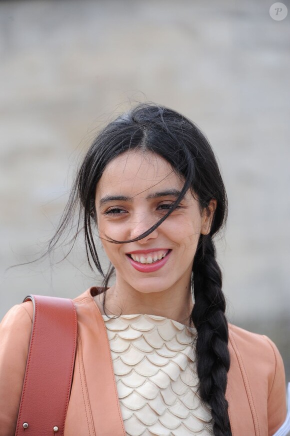 La comédienne Hafsia Herzi, souriante à l'entrée du défilé Chloé à l'Espace Ephémère du Jardin des Tuileries. Paris, le 5 mars 2012.
