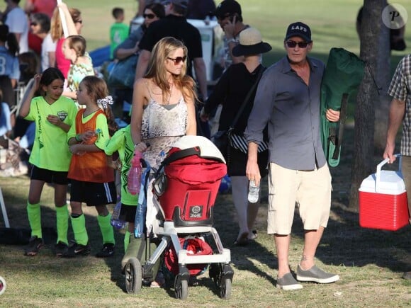 Charlie Sheen et Denise Richards réunis pour le match de football de leur fille Sam, à Los Angeles, le 4 mars 2012.