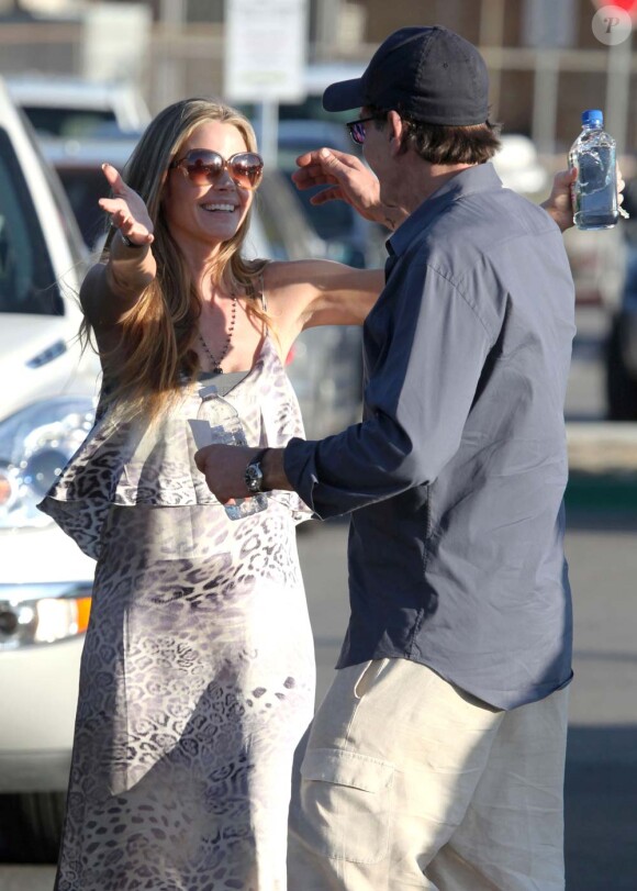 Charlie Sheen et Denise Richards se font un gros câlin au moment de se quitter, à Los Angeles, le 4 mars 2012.