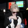 Lindsay Lohan, en compagnie de sa soeur Ali, à l'aéroport JFK de New York, avant d'embarquer pour vol pour Los Angeles, le lundi 5 mars 2012.