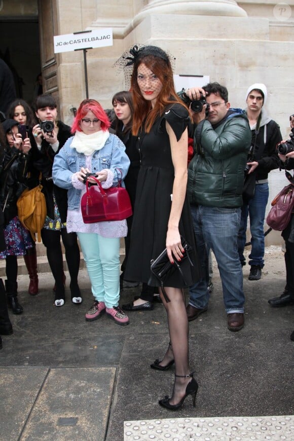 Mareva Galanter dans un total look black à son arrivée à l'Oratoire du Louvre pour le défilé Jean-Charles de Castelbajac. Paris, le 6 mars 2012.