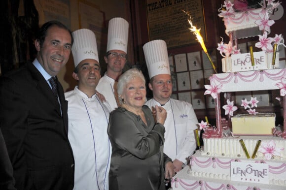 Line Renaud épanouie devant le gâteau lors de la générale de la pièce Harold et Maude au Théâtre Antoine à Paris (Xe) le 5 mars 20122
 