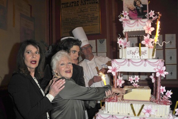 Line Renaud épanouie devant le gâteau lors de la générale de la pièce Harold et Maude au Théâtre Antoine à Paris (Xe) le 5 mars 20122
 