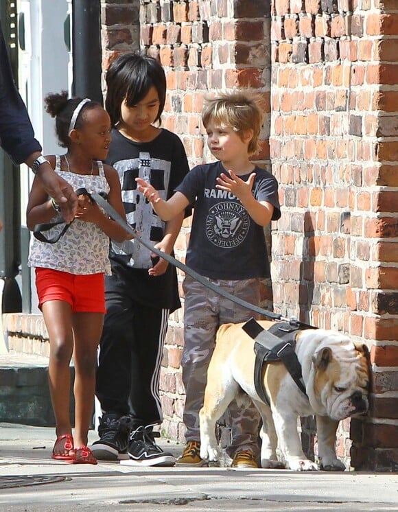 Shiloh, Zahara et Maddox, les enfants de Brad Pitt et Angelina Jolie, à la Nouvelle-Orléans le 7 mars 2012