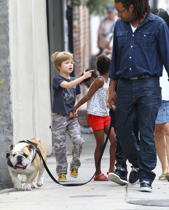 Shiloh, Zahara et Maddox, les enfants de Brad Pitt et Angelina Jolie,  avec leur nounou et garde du corps à la Nouvelle-Orléans le 7 mars 2012