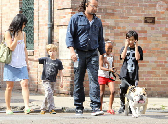 Shiloh, Zahara et Maddox, les enfants de Brad Pitt et Angelina Jolie,  avec leur nounou et garde du corps à la Nouvelle-Orléans le 7 mars 2012