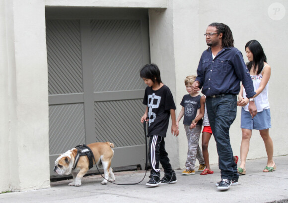 Shiloh, Zahara et Maddox, les enfants de Brad Pitt et Angelina Jolie,  avec leur nounou et garde du corps à la Nouvelle-Orléans le 7 mars 2012