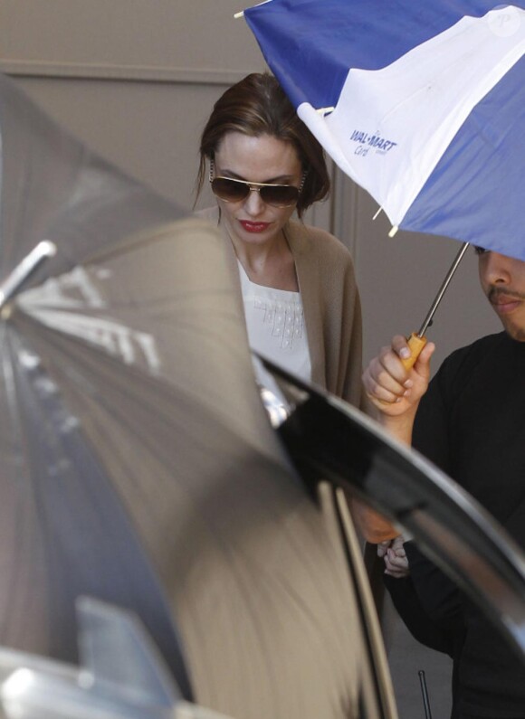 Exclusif : Angelina accompagne Shiloh et les jumeaux Knox et Vivienne au cinéma à Los Angeles, le 2 mars 2012.