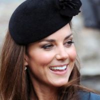 Kate Middleton, élégante, assiste à un défilé de mode avec la reine
