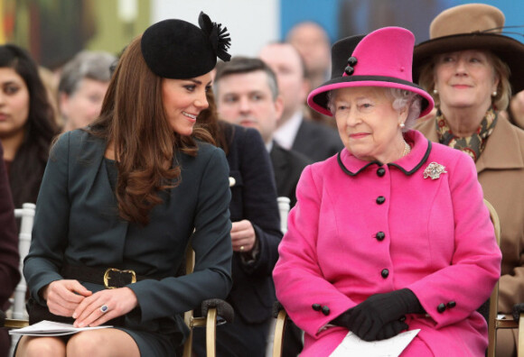 La reine Elizabeth II et la duchesse de Cambridge en visite à Leicester écoutent un discours de bienvenue puis assistent à un défilé de mode, le 8 mars 2012