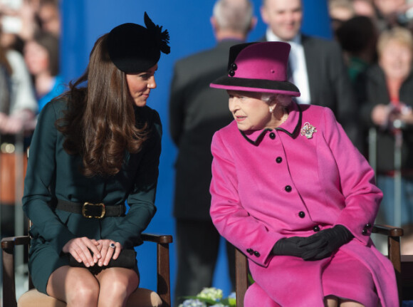 La reine Elizabeth II et la duchesse de Cambridge en visite à Leicester écoutent, complices, un discours de bienvenue puis assistent à un défilé de mode, le 8 mars 2012