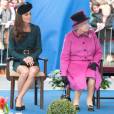 La reine Elizabeth II et la duchesse de Cambridge en visite à Leicester écoutent un discours de bienvenue puis assistent à un défilé de mode, le 8 mars 2012
