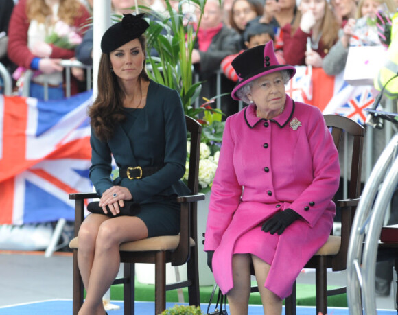 La reine Elizabeth II et la duchesse de Cambridge en visite à Leicester écoutent un discours de bienvenue puis assistent à un défilé de mode, le 8 mars 2012