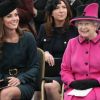 La reine Elizabeth II et la duchesse de Cambridge en visite à Leicester écoutent un discours de bienvenue puis assistent à un défilé de mode, le 8 mars 2012