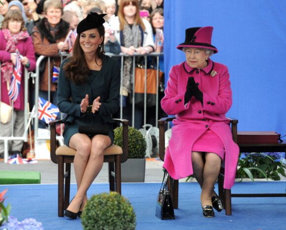 La reine Elizabeth II et la duchesse de Cambridge en visite à Leicester écoutent un discours de bienvenue puis assistent, ravies, à un défilé de mode, le 8 mars 2012