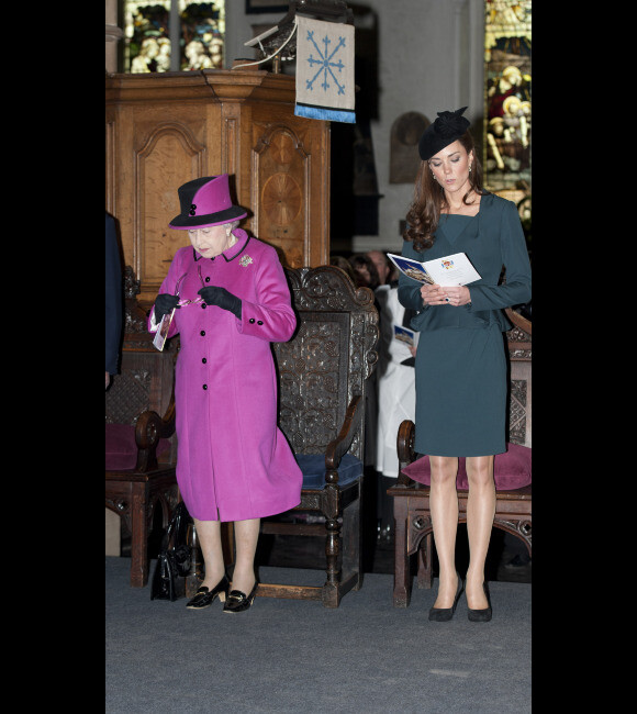 La reine Elizabeth II et la duchesse de Cambridge en la cathédrale de Leicester, le 8 mars 2012