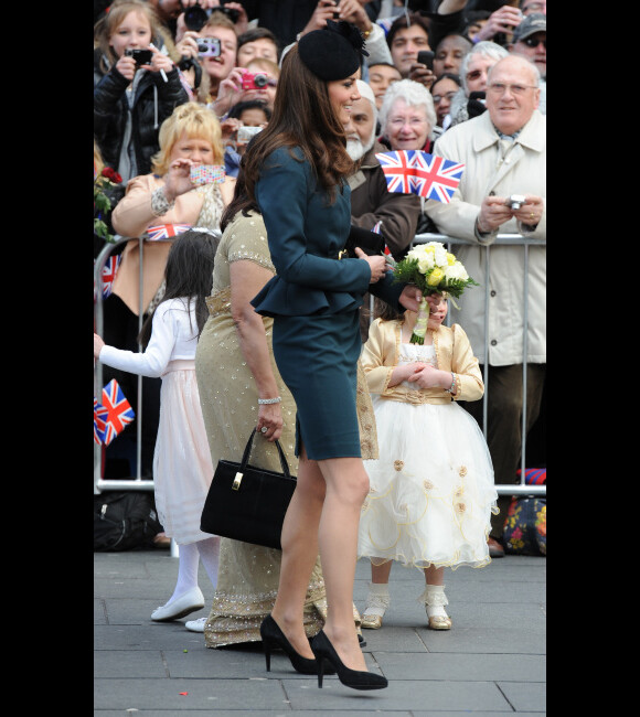 La reine Elizabeth II et la duchesse de Cambridge s'offrent un bain de foule à Leicester, le 8 mars 2012