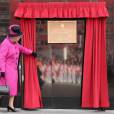 La reine Elizabeth II et la duchesse de Cambridge immortalisent leur passage à Leicester, le 8 mars 2012