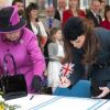 La reine Elizabeth II et la duchesse de Cambridge immortalisent leur passage à Leicester, le 8 mars 2012
