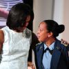 Michelle Obama et Pricilla de Oliveira Azevedo, une officier de police de Rio de Janerio le 8 mars 2012 à Washington pour la cérémonie des International Women of Courage Awards