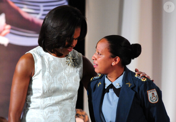 Michelle Obama et Pricilla de Oliveira Azevedo, une officier de police de Rio de Janerio le 8 mars 2012 à Washington pour la cérémonie des International Women of Courage Awards