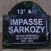 Nicolas Sarkozy, visé par des affiches dans Paris, qui titrent à la façon d'un nom de rue : "Impasse Sarkozy".