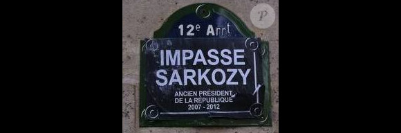 Nicolas Sarkozy, visé par des affiches dans Paris, qui titrent à la façon d'un nom de rue : "Impasse Sarkozy".