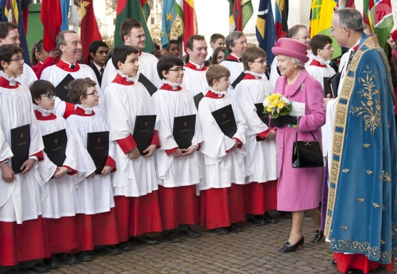 La reine en rose, couleur qu'elle portait déjà à Leicester pour le lancement de la tournée royale de son jubilé de diamant une semaine plus tôt, pour le Commonwealth Day 2012.
Lundi 12 mars 2012 avaient lieu en l'abbaye de Westminster les célébrations annuelles du Commonwealth Day, en présence de la reine Elizabeth II, de son mari le duc d'Edimbourg, du prince Charles, de sa femme la duchesse Camilla Parker Bowles, du comte et de la comtesse de Wessex ou encore du duc de Gloucester.
