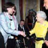 Rufus Wainwright salué par la reine Elizabeth II à Marlborough House lors du Commonwealth Day 2012.
Lundi 12 mars 2012 avaient lieu en l'abbaye de Westminster les célébrations annuelles du Commonwealth Day, en présence de la reine Elizabeth II, de son mari le duc d'Edimbourg, du prince Charles, de sa femme la duchesse Camilla Parker Bowles, du comte et de la comtesse de Wessex ou encore du duc de Gloucester.