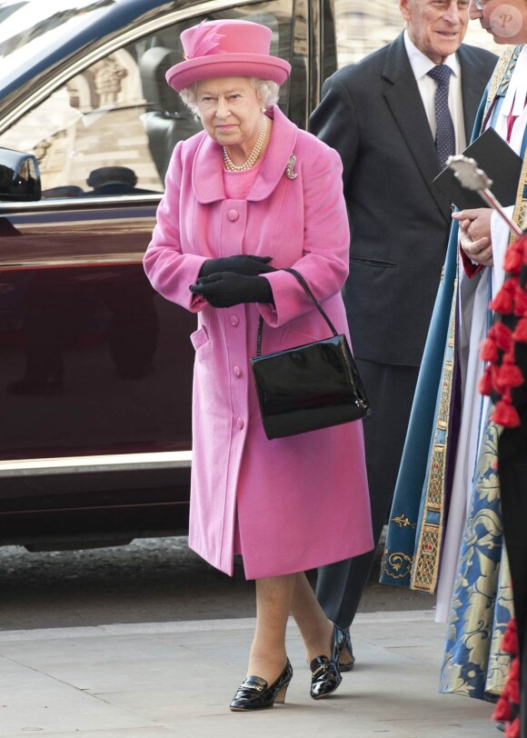 La reine en rose, couleur qu'elle portait déjà à Leicester pour le lancement de la tournée royale de son jubilé de diamant une semaine plus tôt, pour le Commonwealth Day 2012.
Lundi 12 mars 2012 avaient lieu en l'abbaye de Westminster les célébrations annuelles du Commonwealth Day, en présence de la reine Elizabeth II, de son mari le duc d'Edimbourg, du prince Charles, de sa femme la duchesse Camilla Parker Bowles, du comte et de la comtesse de Wessex ou encore du duc de Gloucester.