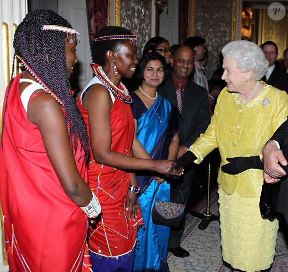 La reine Elizabeth II lors d'une réception à Marlborough House pour le Commonwealth Day.
Lundi 12 mars 2012 avaient lieu en l'abbaye de Westminster les célébrations annuelles du Commonwealth Day, en présence de la reine Elizabeth II, de son mari le duc d'Edimbourg, du prince Charles, de sa femme la duchesse Camilla Parker Bowles, du comte et de la comtesse de Wessex ou encore du duc de Gloucester.