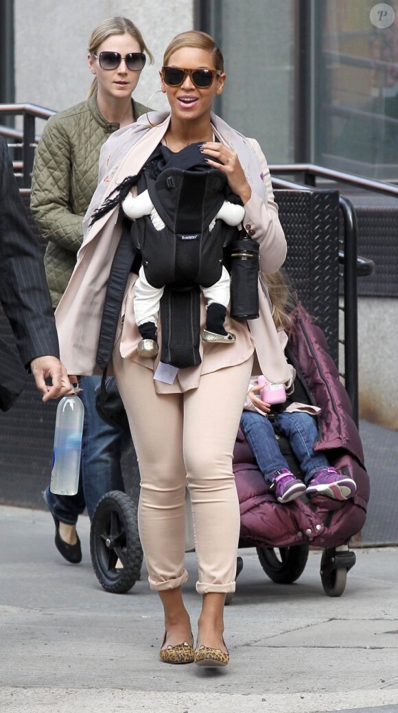 Beyoncé dans les rues de New York avec sa fille Blue Ivy le 13 mars 2012