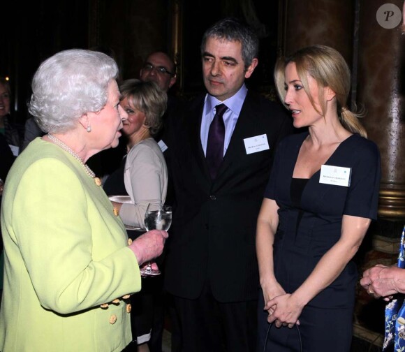 Rowan Atkinson et Gillian Anderson ont rencontré la reine Elizabeth  II, qui donnait le 14 février 2012 une réception à Buckingham Palace  suite à la représentation d'une pièce hommage à Charles Dickens au  Guildhall de Londres.