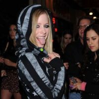 Avril Lavigne, businesswoman hors pair, devant une Taylor Momsen blafarde