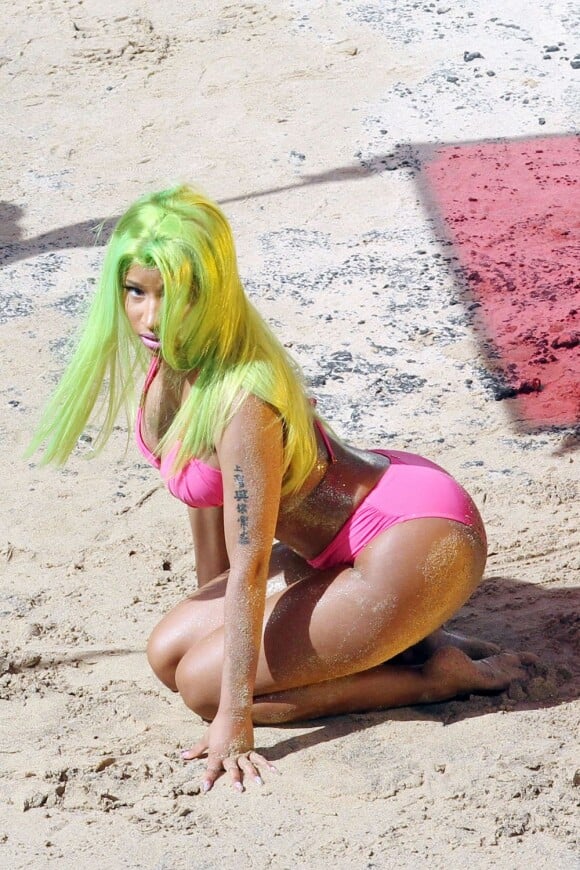 Nicki Minaj tatouée et très sexy sur la plage d'Oahu pour le tournage de son nouveau clip Starships, à Hawaï le 14 mars 2012