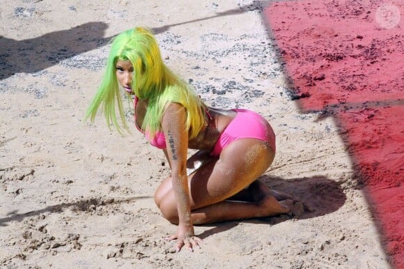 Nicki Minaj très sexy sur la plage d'Oahu pour le tournage de son nouveau clip Starships, à Hawaï le 14 mars 2012