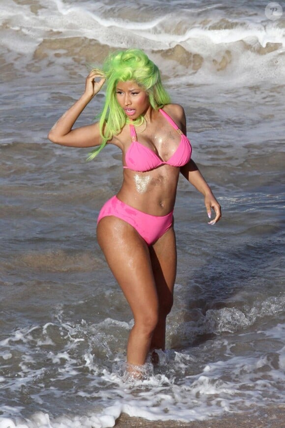 Exclusif : Nicki Minaj et ses cheveux verts très sexy sur la plage d'Oahu pour le tournage de son nouveau clip Starships, à Hawaï le 14 mars 2012