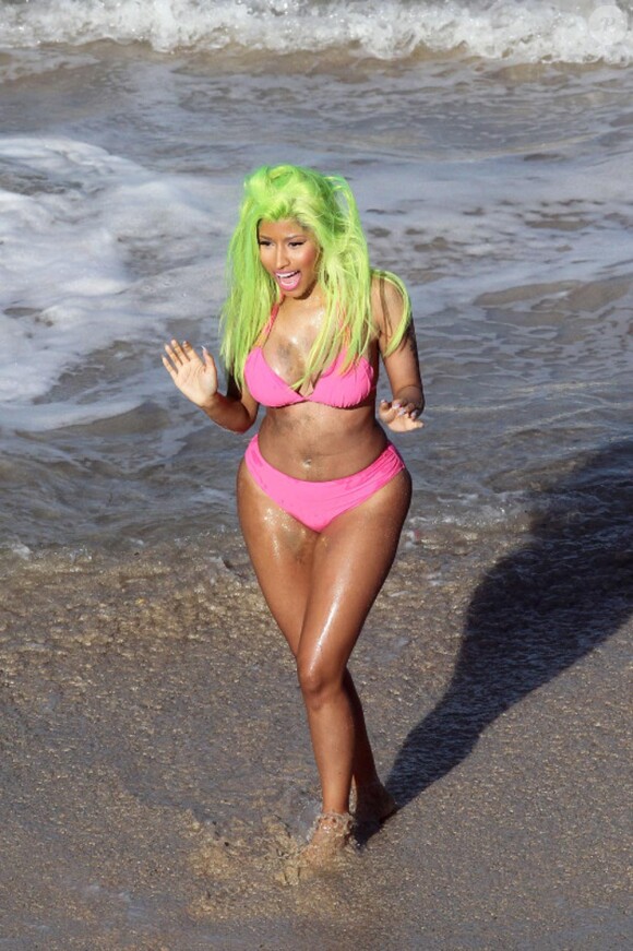 Exclusif : Nicki Minaj très sexy sur la plage d'Oahu pour le tournage de son nouveau clip Starships, à Hawaï le 14 mars 2012