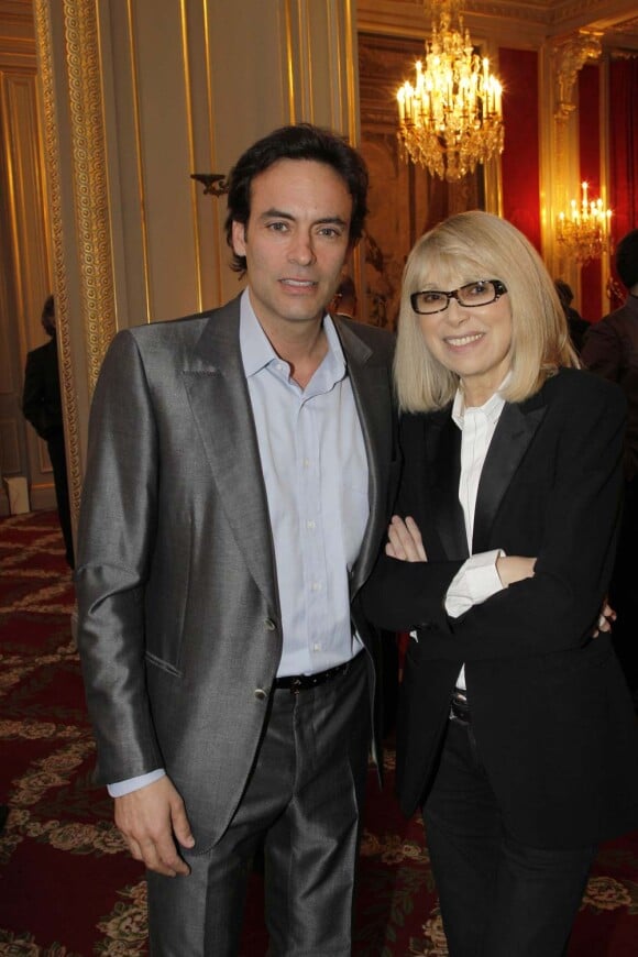 Mireille Darc et Anthony Delon à la cérémonie organisée à l'Élysée où le président a décoré onze  personnalités du monde des arts et du spectacle, le 14 mars 2012.