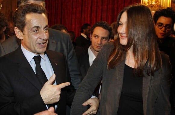 Nicolas Sarkozy et Carla Bruni à l'Élysée où le président a décoré onze  personnalités du monde des arts et du spectacle, le 14 mars 2012.