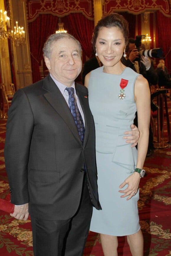 Jean Todt et Michelle Yeoh à la cérémonie organisée à l'Élysée où le président a décoré onze  personnalités du monde des arts et du spectacle, le 14 mars 2012.